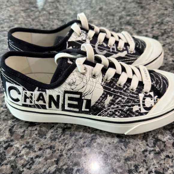 CHANEL Weekender Sneaker - Picture 2 of 10